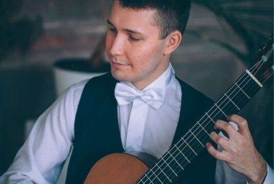 Новый год в испанском стиле. Гитара при свечах