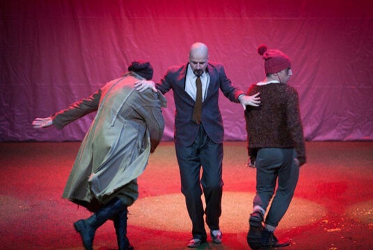 Спектакль Егора Дружинина «Всюду жизнь»