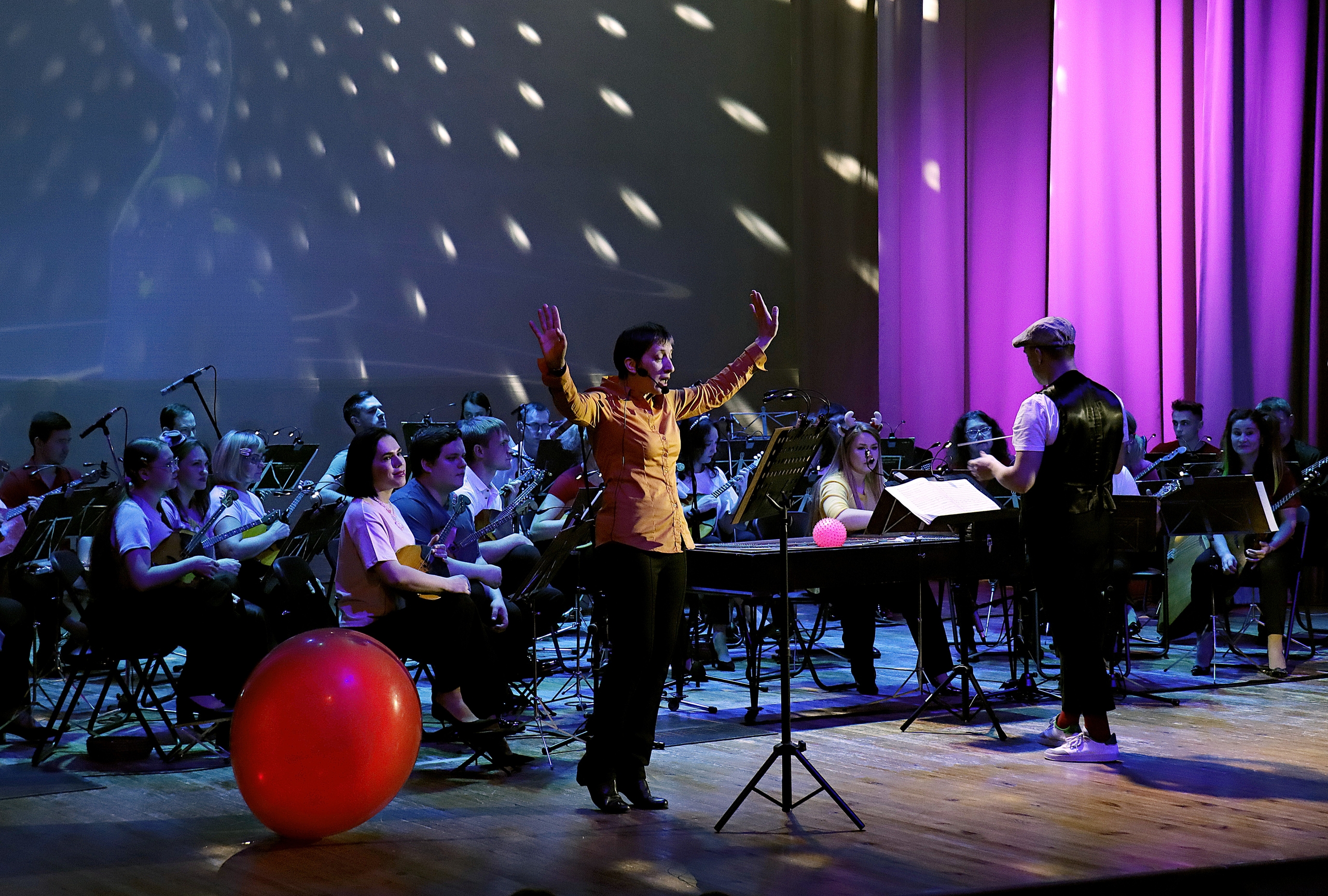 Девочка на шаре