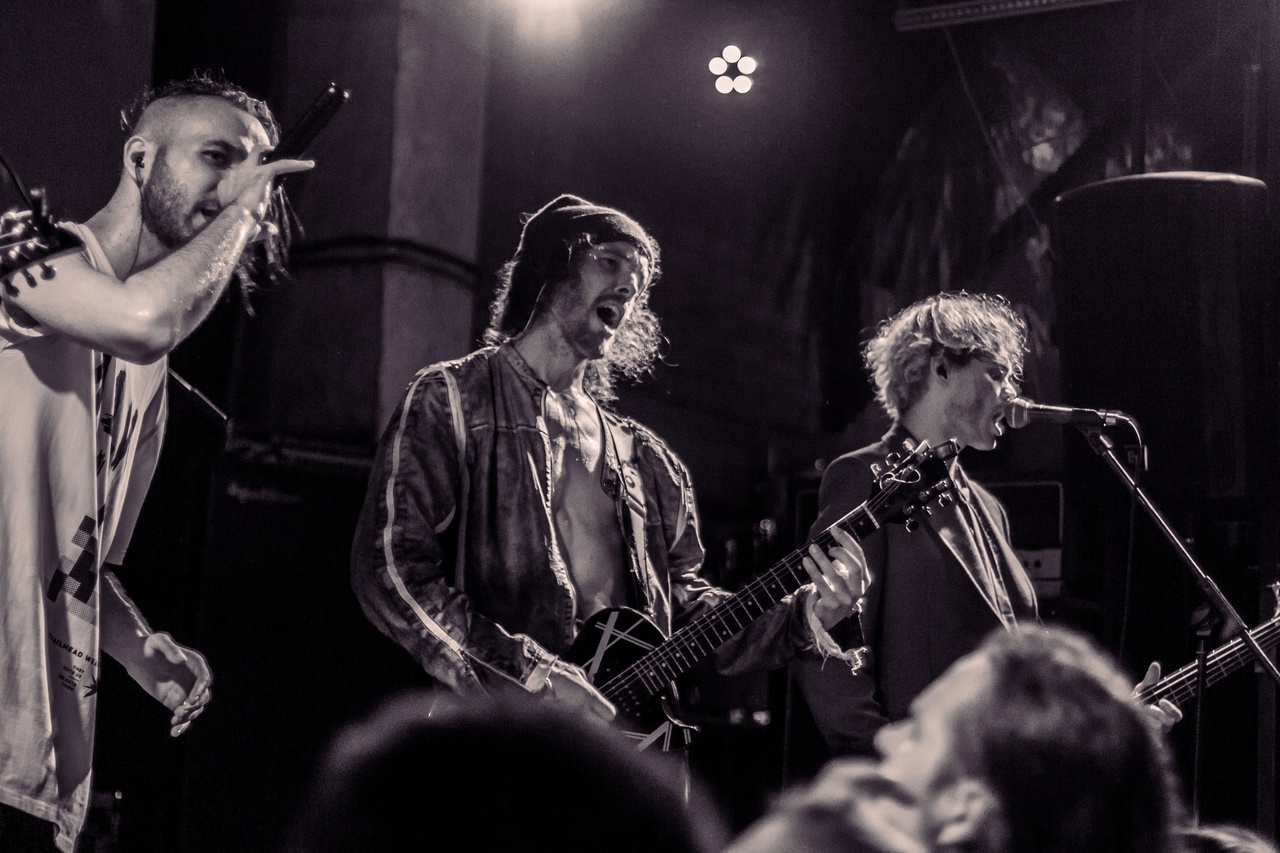 концерт фото. шоу улиц гетто yanix. 05. концерт группировки ленинград в москве 2022. мариупольский драмтеатр концерт.