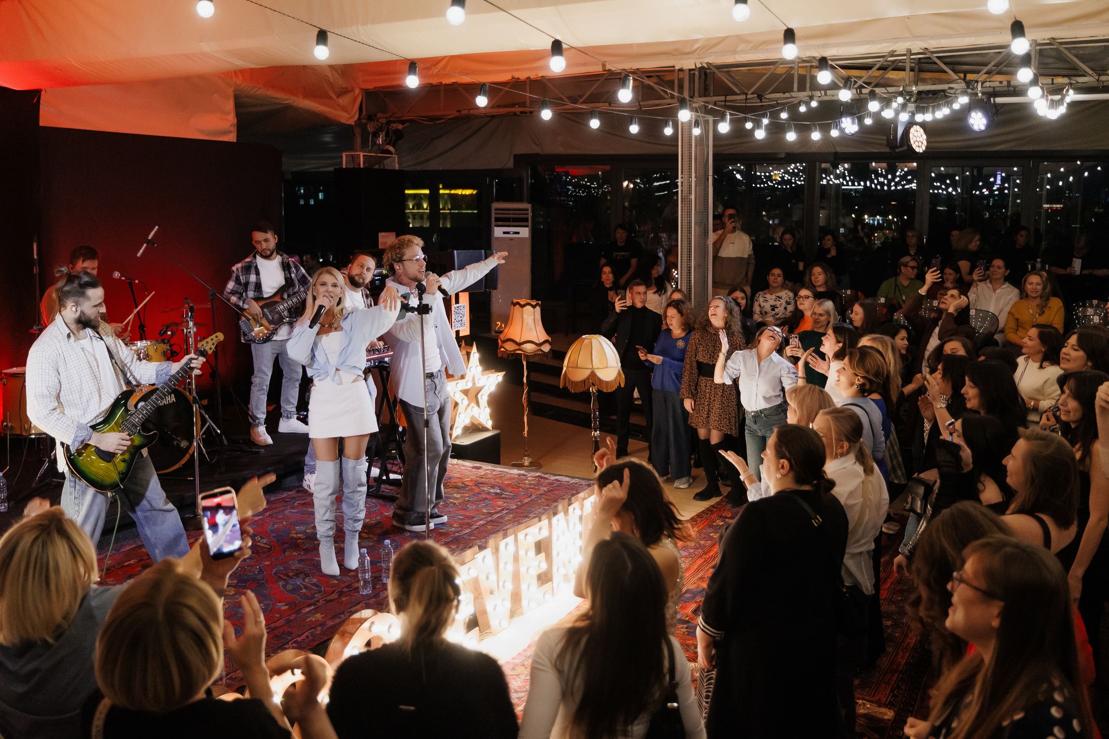 Караоке. Дискотека. Хиты 90-х и 2000-х. На теплой крыше. Поем хором и танцуем на вечеринке