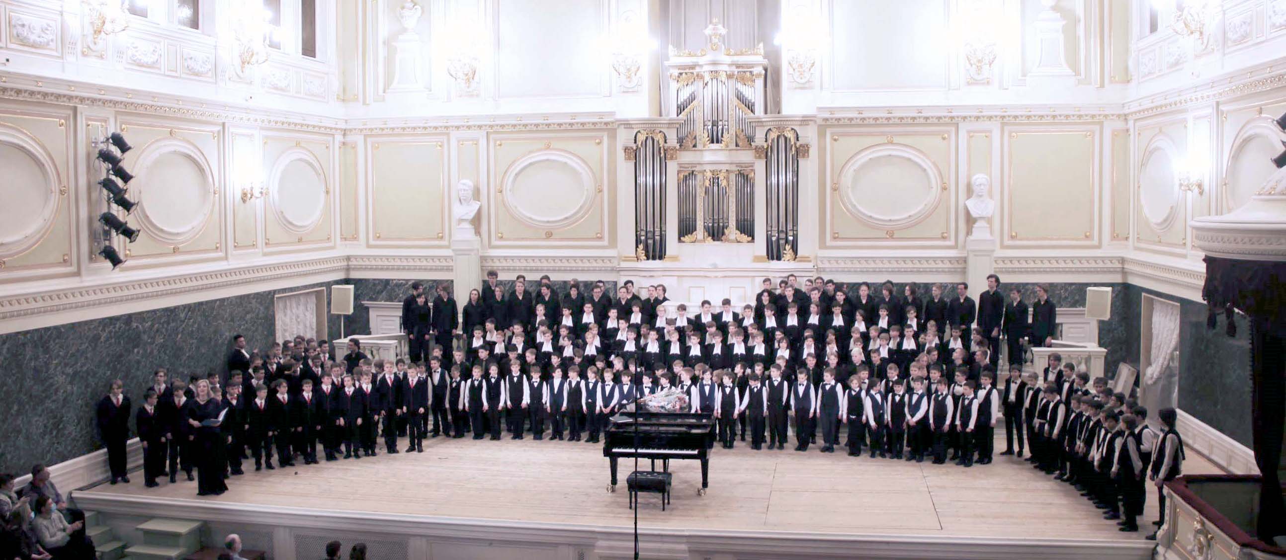 Поют мальчишки Петербурга