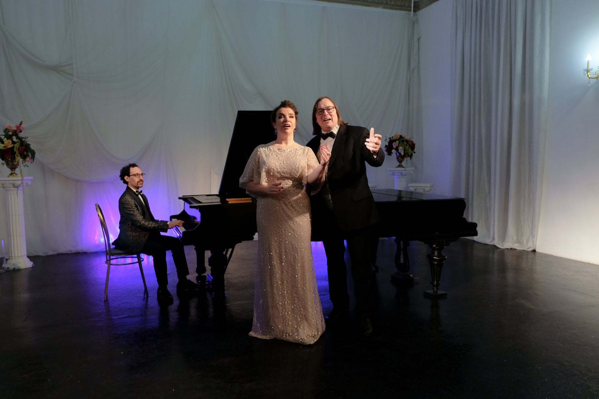 Эта женщина в окне