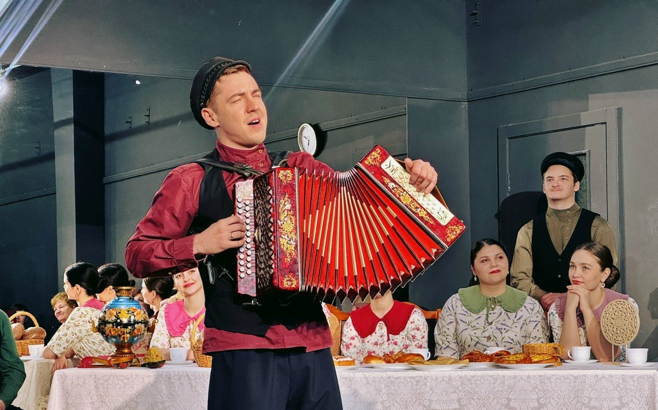 За общим столом