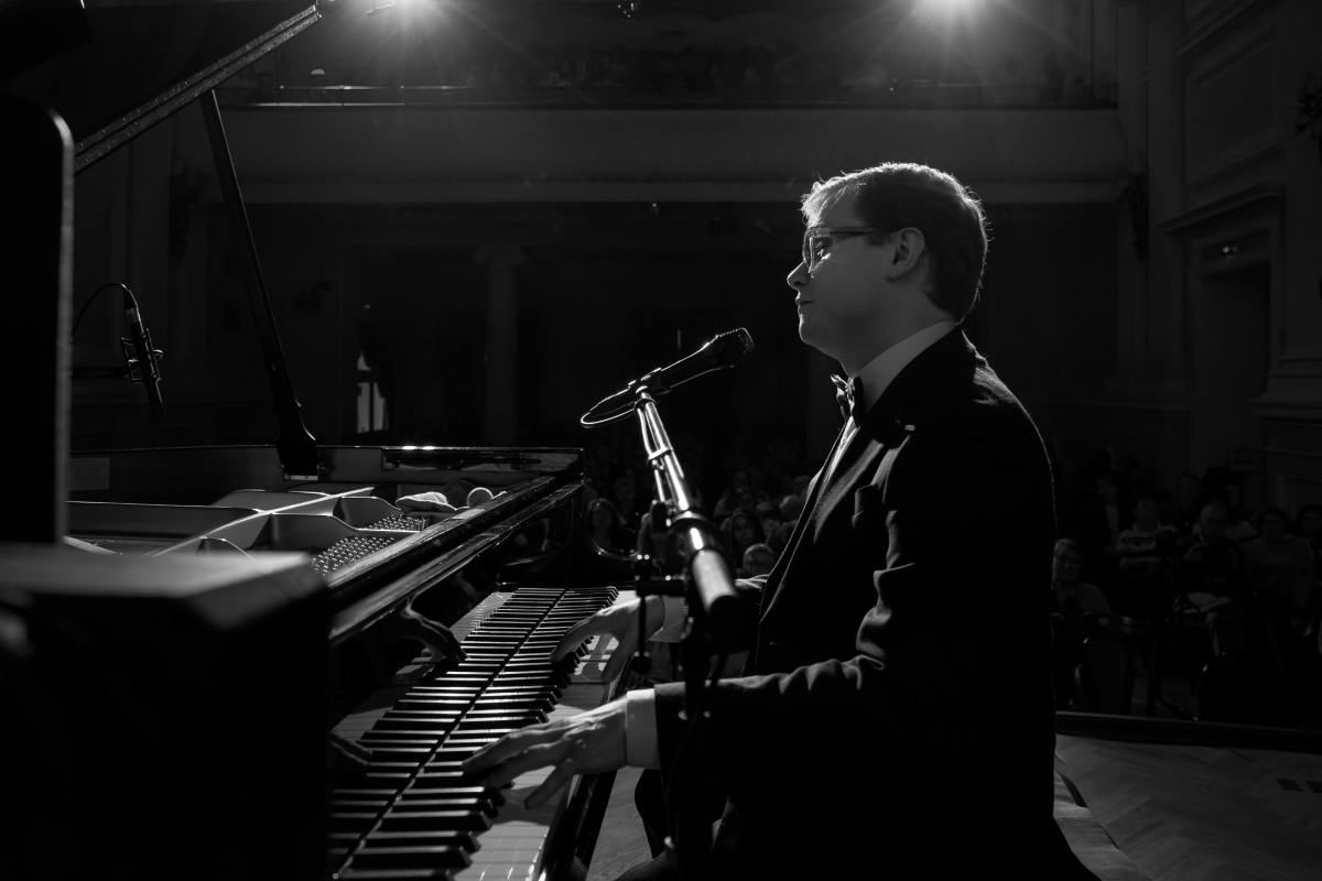 Фортепианный вечер с Олегом Аккуратовым