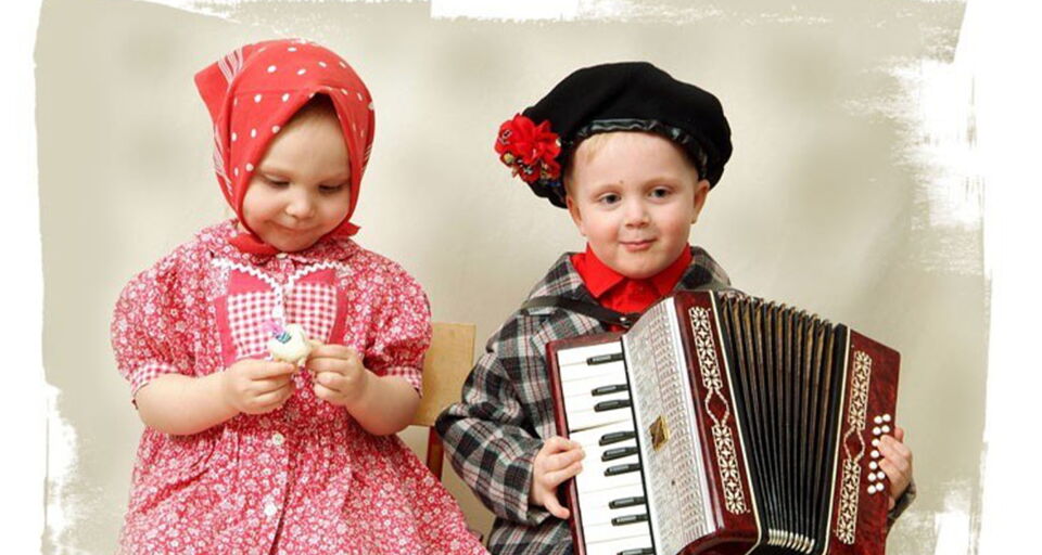 Песня дети поют маленькие. Музыкальные инструменты для детей. Гармошка для детей. Гармонь для детей. Дети поют.