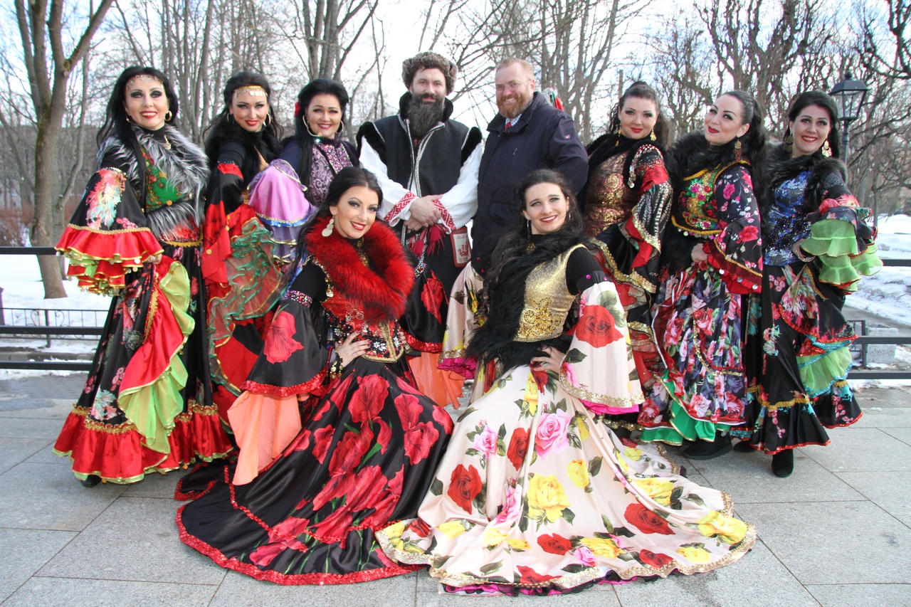 У цыганского шатра