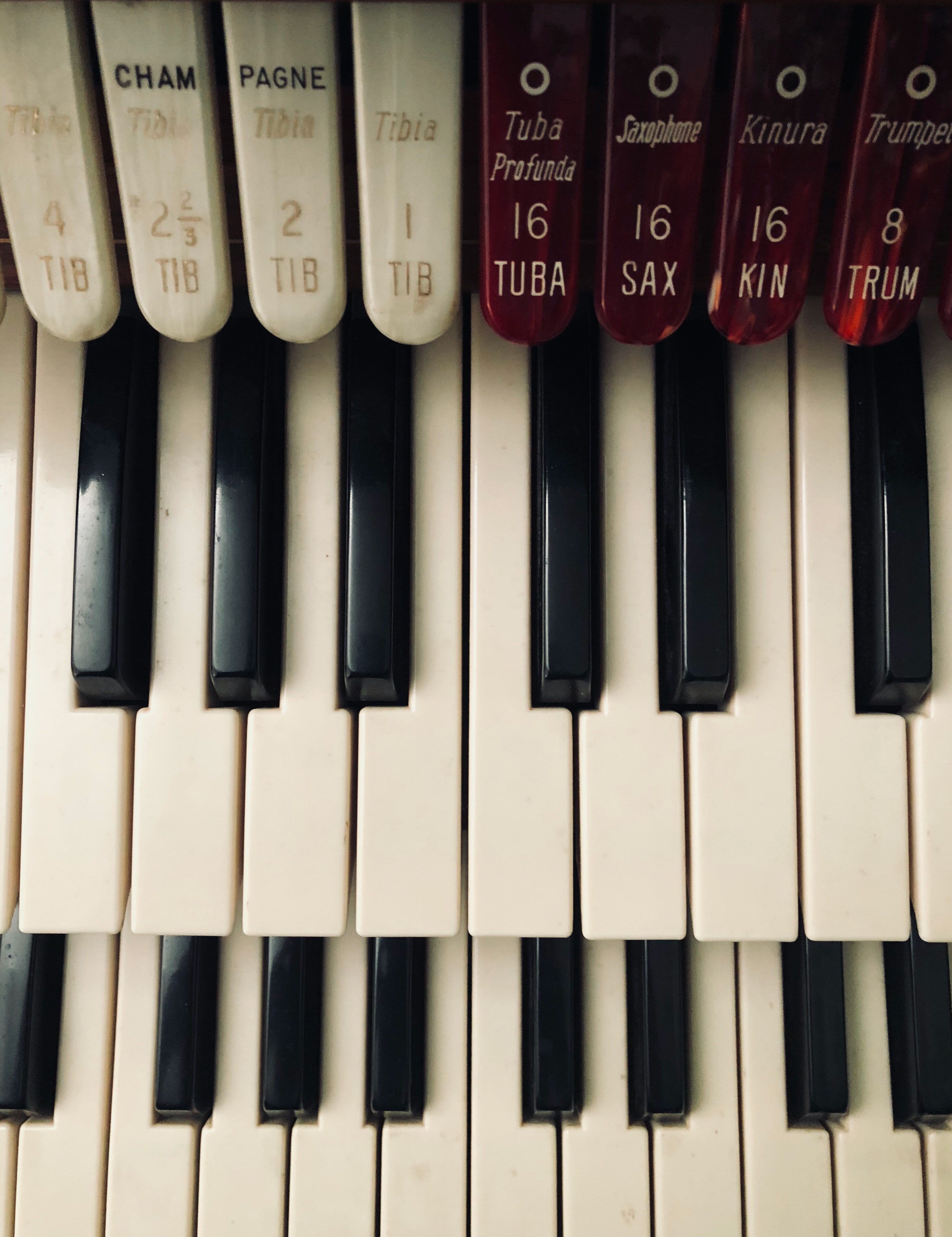 Музыка с баса тик. Клавиши пианино. Органная клавиатура. Ключ для пианино. М2 фортепиано.