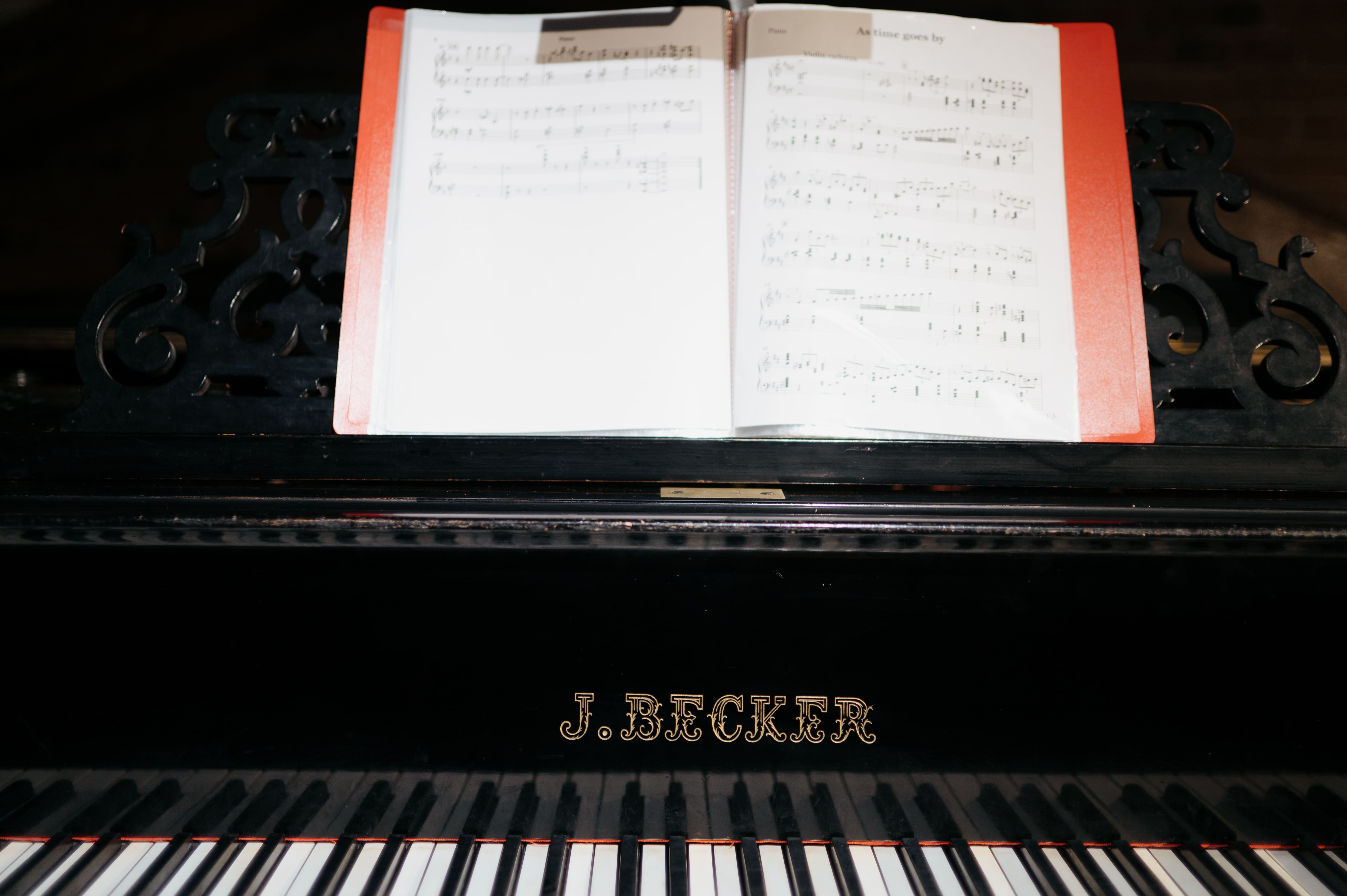 Музыка в музее. Гитара, саксофон, латина