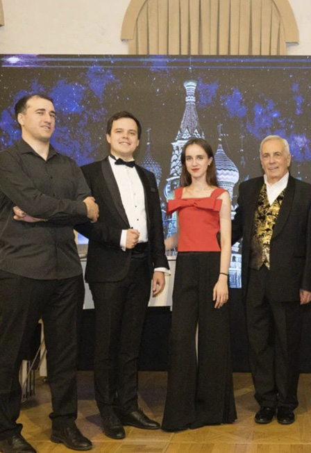 Меркнет слабый свет свечи