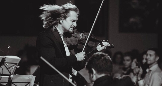 Virtuoso: приношение Паганини в ауре тысячи свечей
