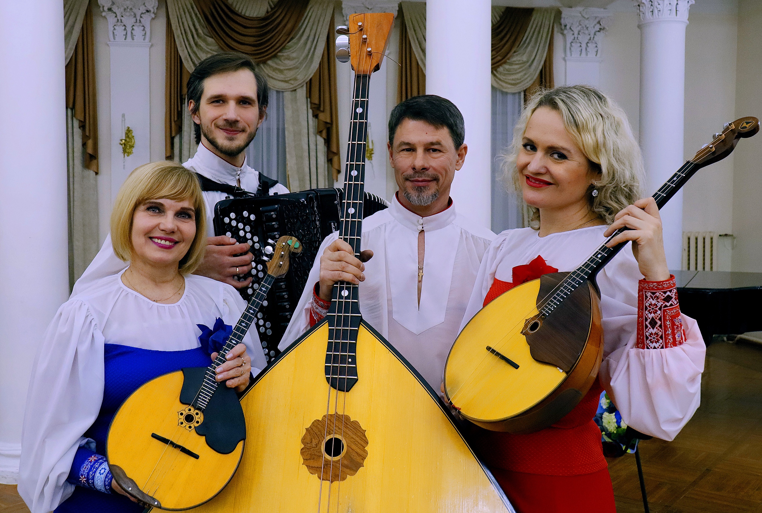 Девицы-красавицы, душеньки-подруженьки!