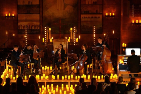 Мировые саундтреки в соборе при свечах