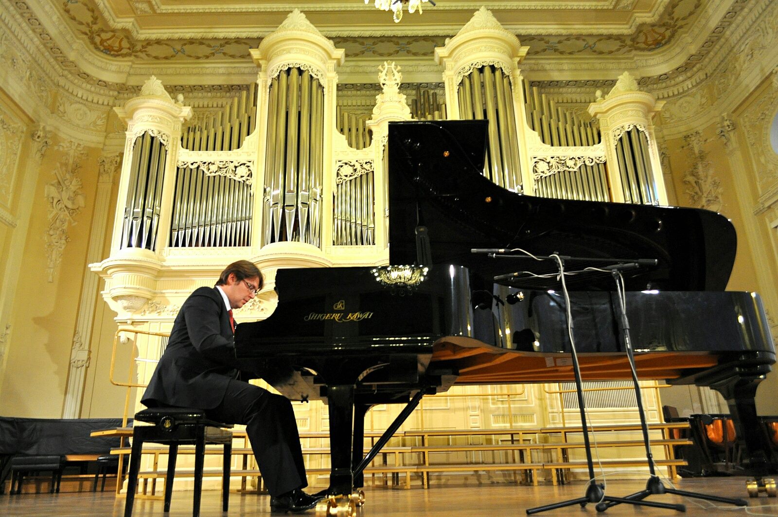 По окончанию концерта пианисты остались в зале. Шостакович фортепианные трио. Концертный рояль в филармонии Барнаул. Филармония СПБ пианист. Рояль филармония Шостаковича.