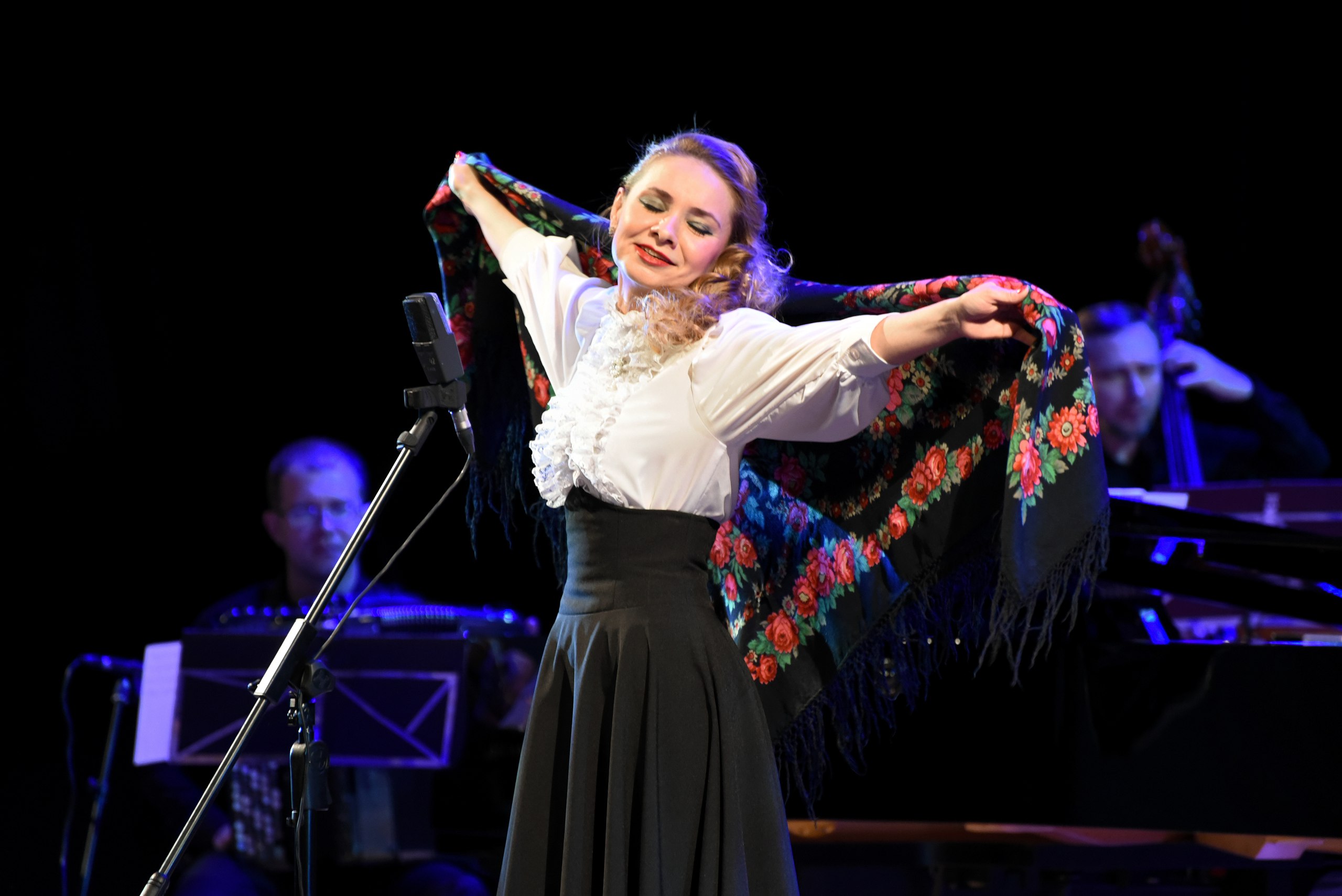 Тёмно-вишнёвая шаль