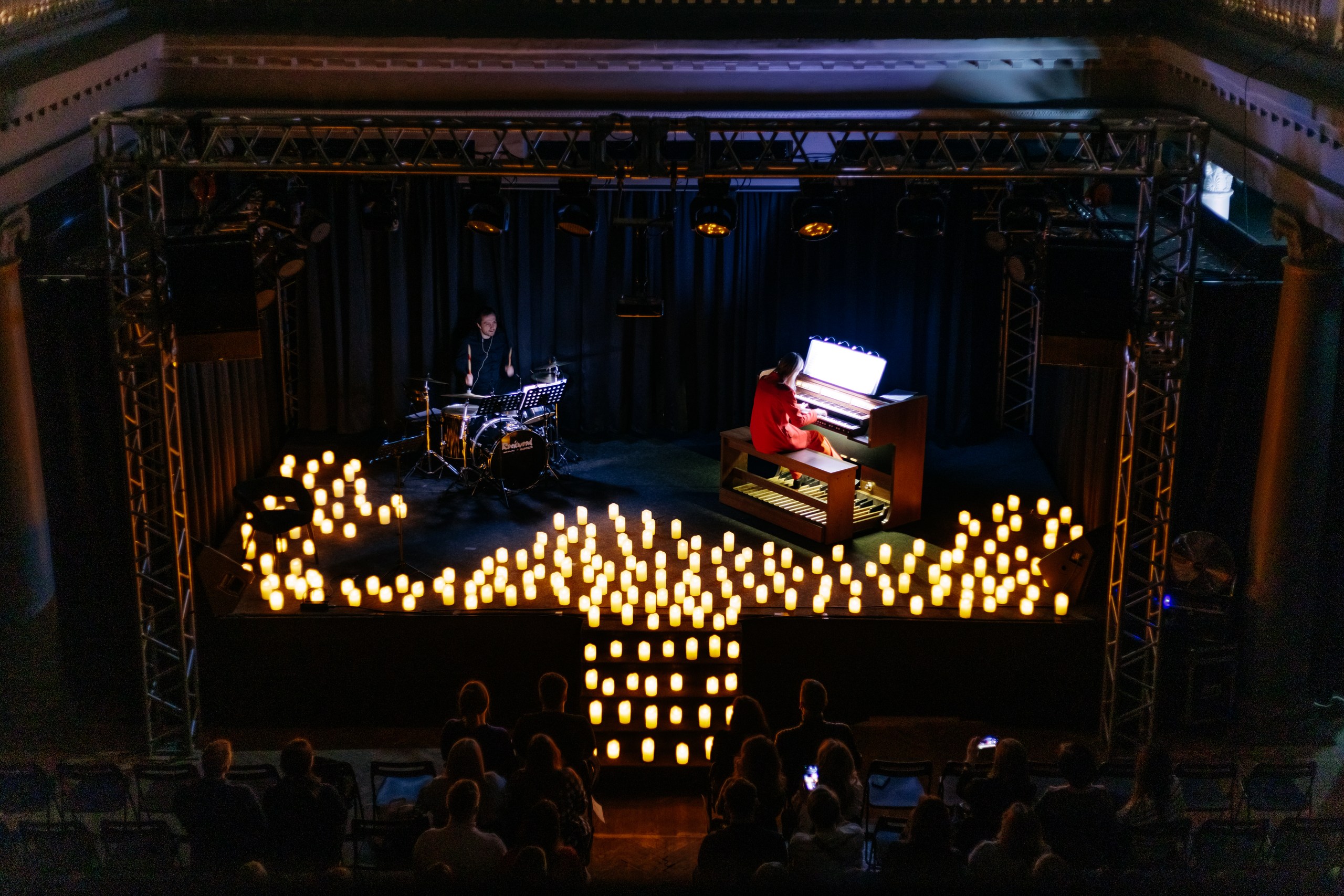 Рок-хиты на органе при свечах