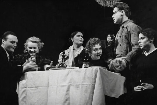 Показ телеспектакля «Вечно живые»