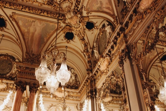 Экскурсия и концерт при свечах «Симфонические рок-хиты»