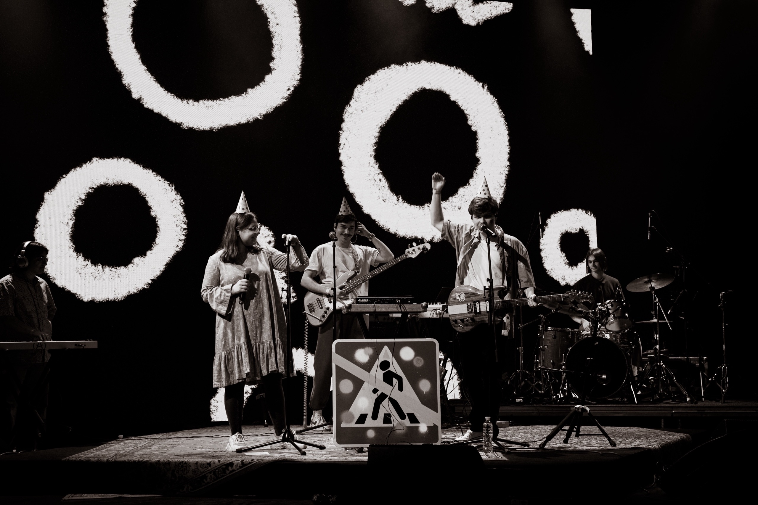 Хватит паясничать