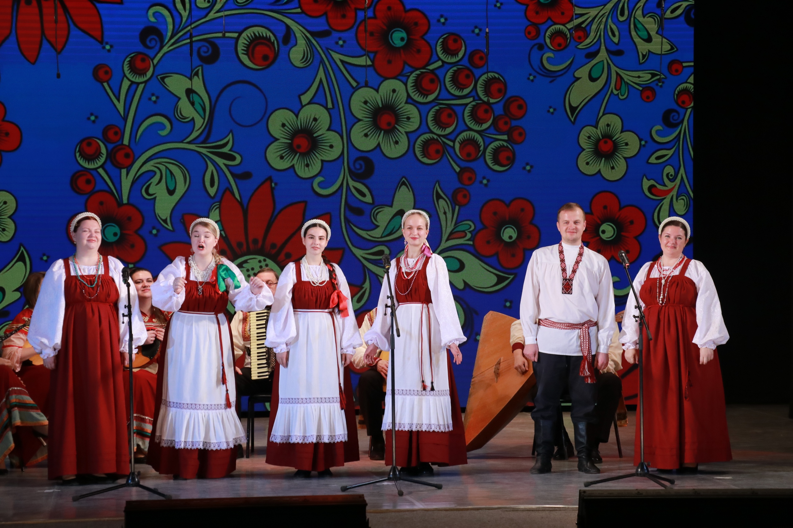 Под окном широким