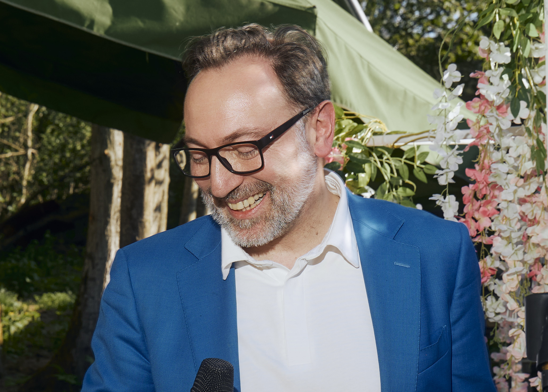 Живой француз поёт свою Францию