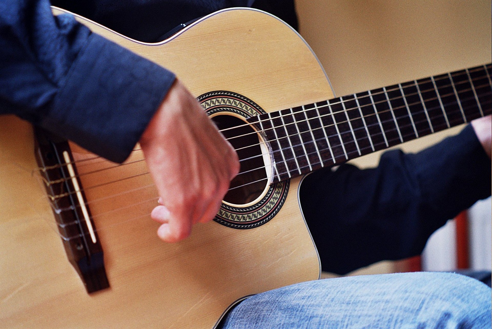 Давай сыграю на гитаре. Гитара. Гитара в руках. Руки гитариста. Электрогитара в руках.