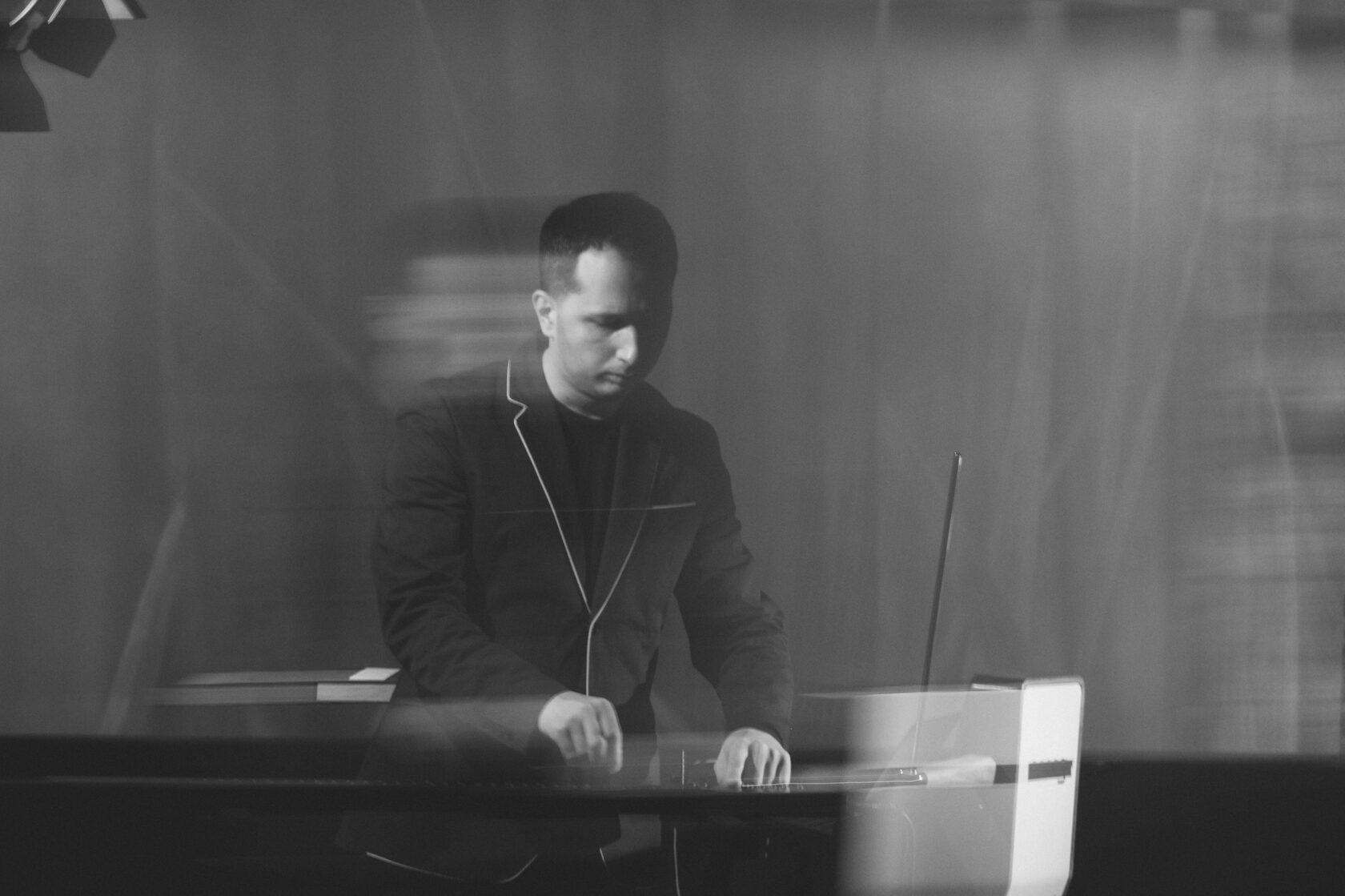 Пётр Термен и Надежда Бей. Магнетизмы: бесконтактный перформанс