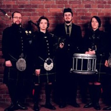 Волынки и барабаны при свечах