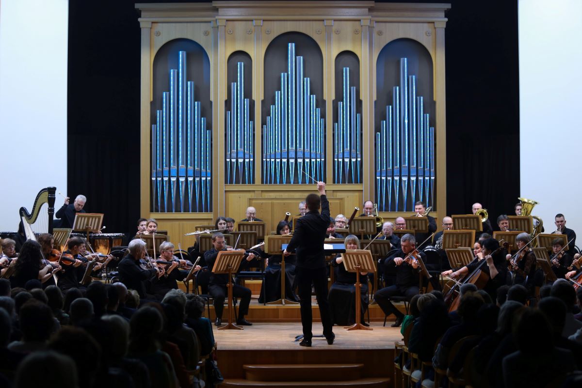 Кубанский симфонический оркестр. Солист Р. Тагиев