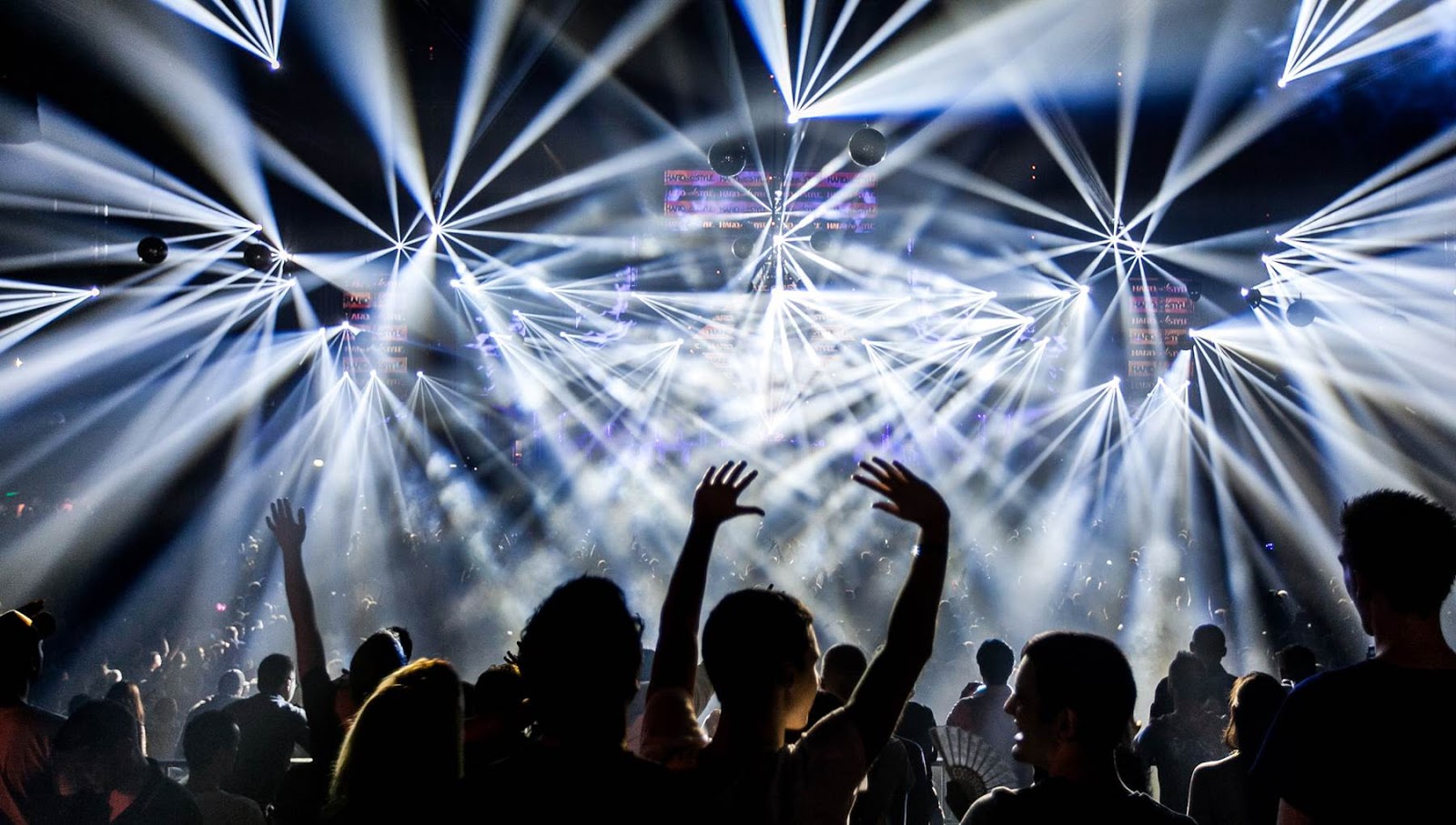 Дискотека в белом