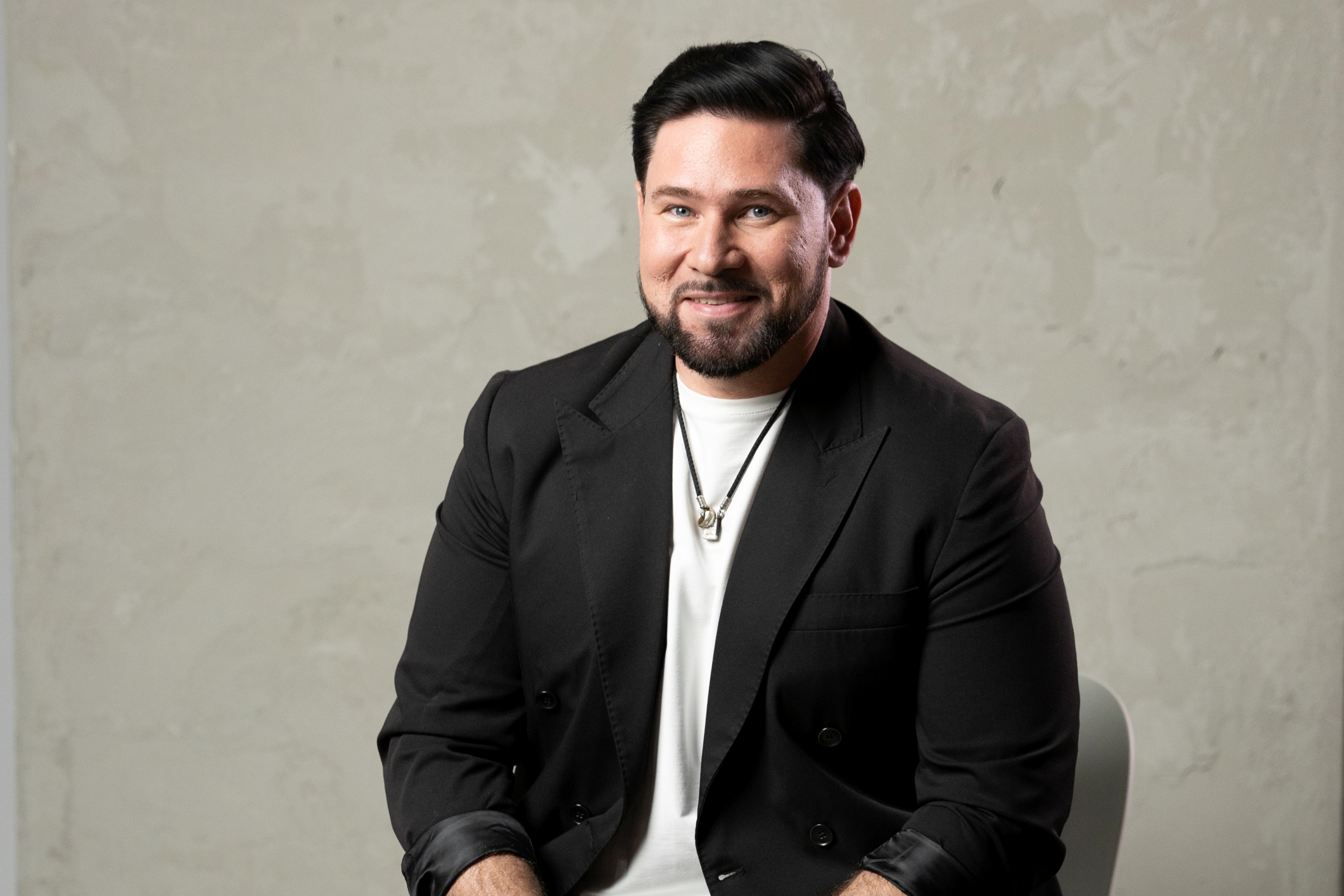 Николай Колчевский. Певец у микрофона