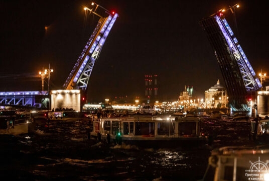 Экскурсия «Разводные мосты в сопровождении аудиогида и фоновой музыки с борта теплохода»