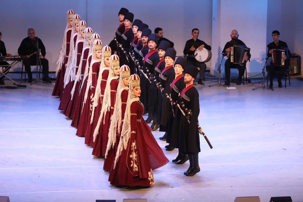 Ансамбль танца «Кабардинка». Танцы над Эльбрусом