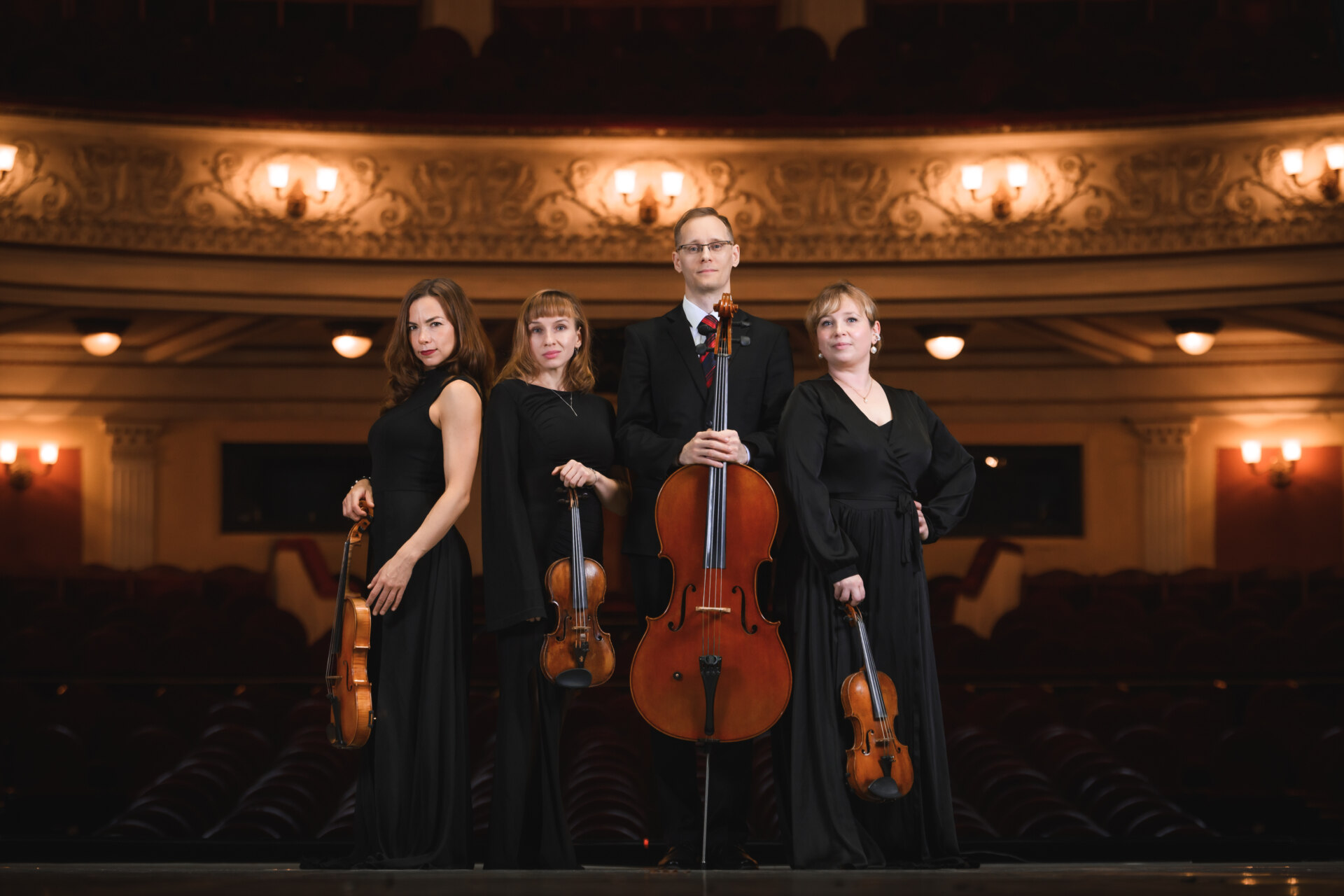 Струнный квартет при свечах