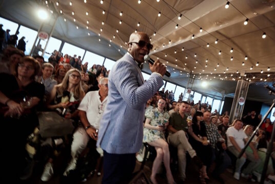 Праздничный концерт при свечах «Jazz Icons» на остеклённой панорамной крыше с Emmans McVon (USA)