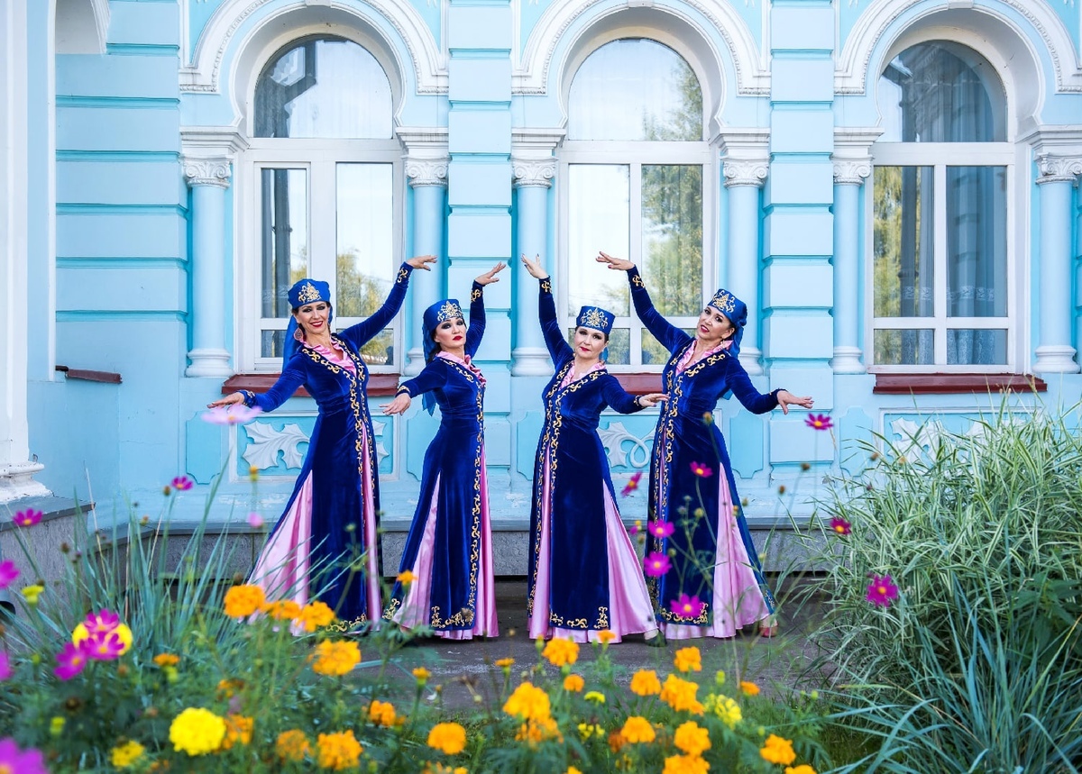 Авангард томск. Юбилейный концерт ансамбля ярада в Томске. Танцы возле юбилейной. Как люди танцуют на концерт.