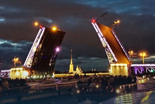 Дискотека под разводными мостами на двухпалубном теплоходе