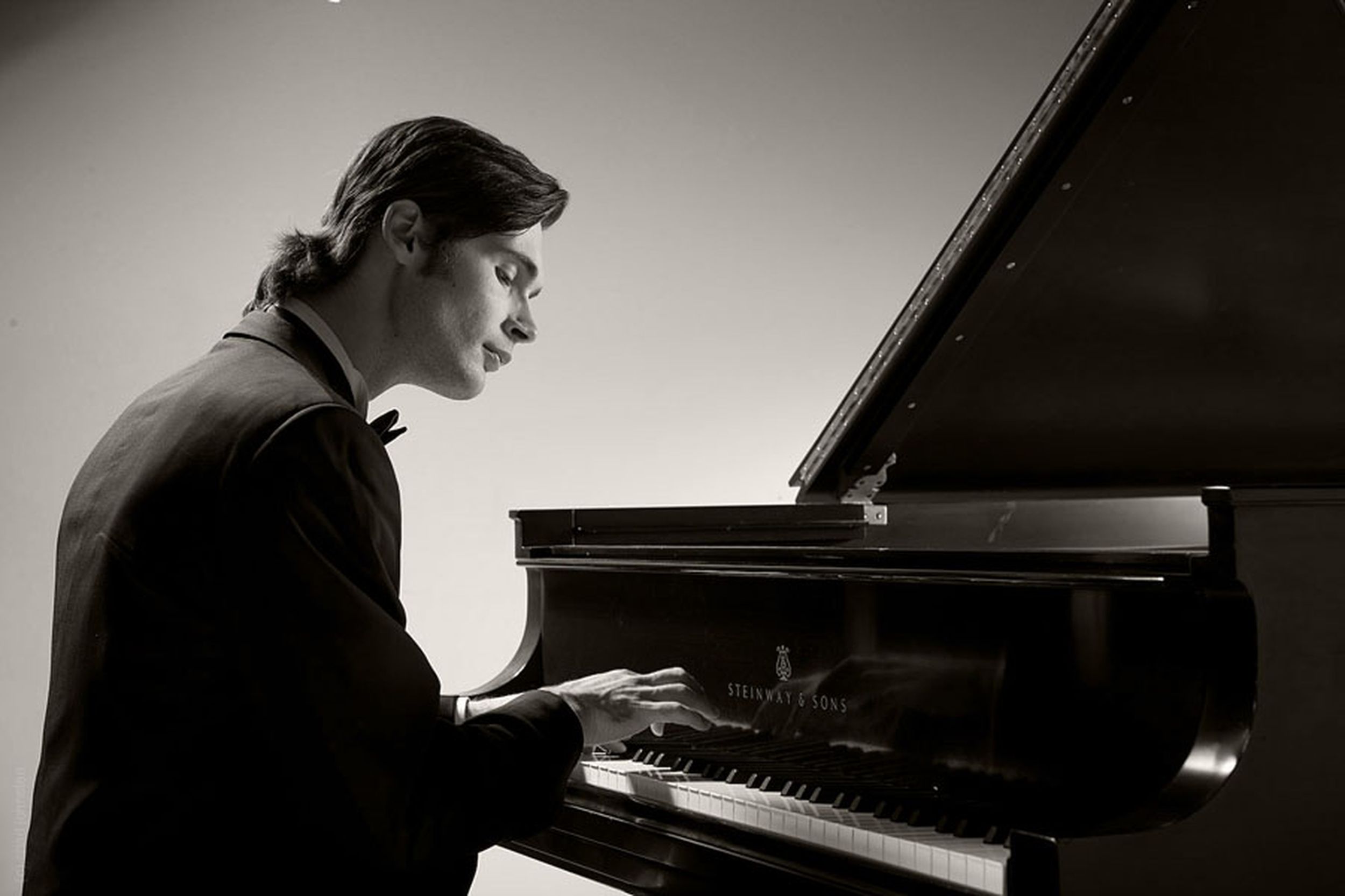 Исполнитель piano. Евгений Стародубцев фортепиано. Рустам Комачков, виолончель Евгений Стародубцев, фортепиано. Евгений Стародубцев фортепиано Москва. Козин пианист.