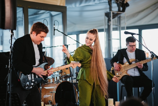 Джазовое путешествие в рождество на 7 языках: знаменитые праздничные хиты Италии, Франции, России от звезды из Европы