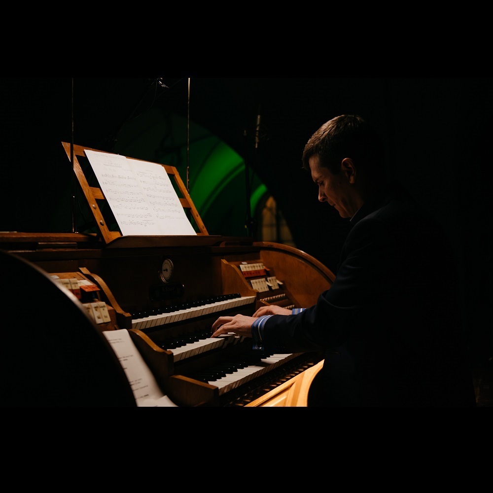 Армянский дудук, орган и саксофон