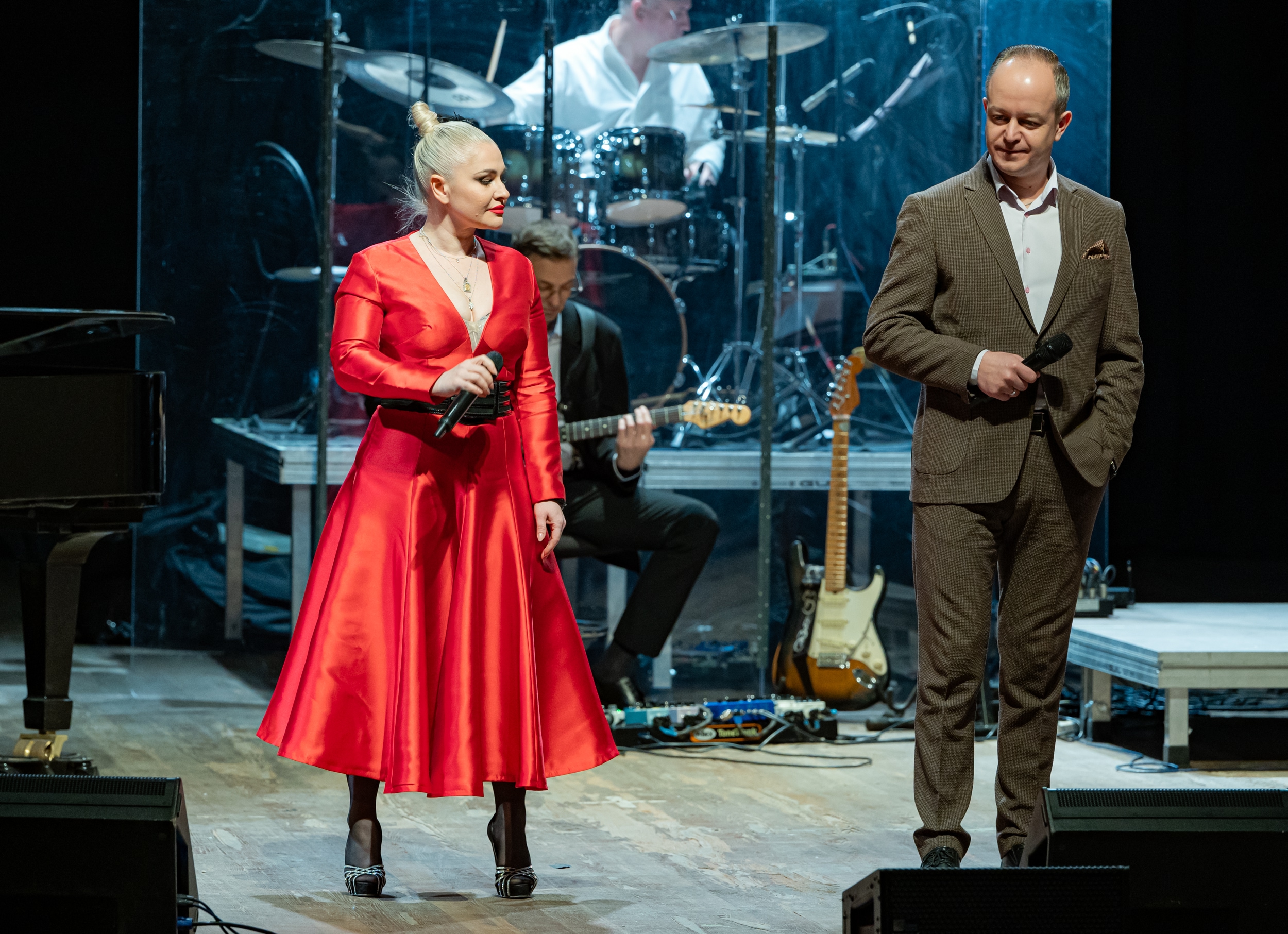 А белый лебедь на пруду...