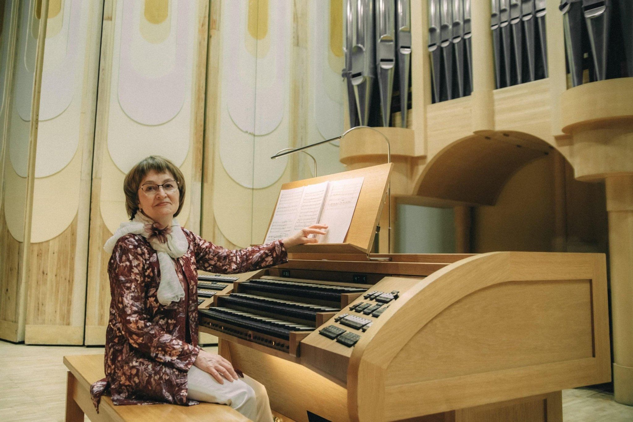 Под сводами храма