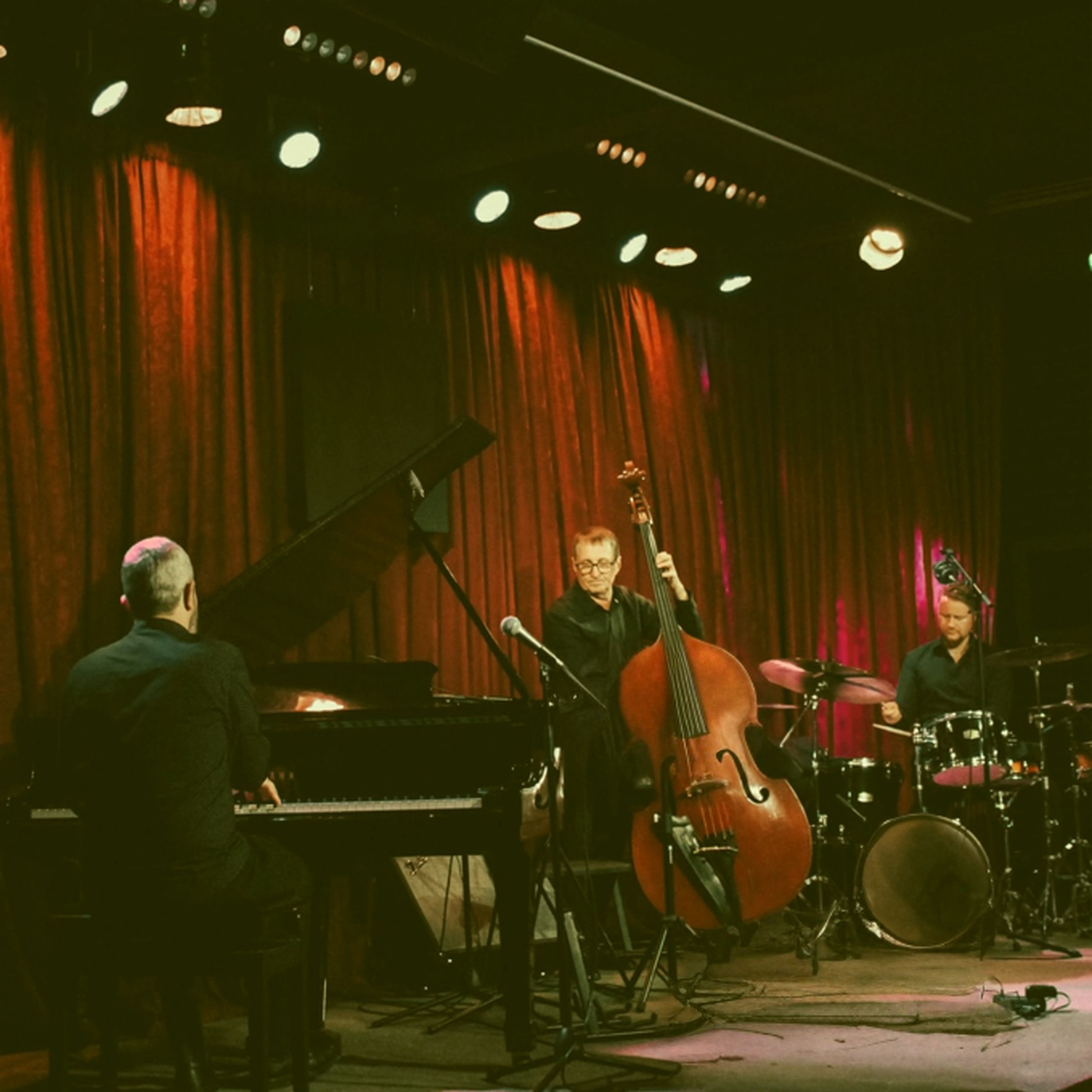 Вечер джаза со вкусом в ресторане «Утомлённые солнцем». Свинг, интеллектуальный джаз, би-боп и баллады!