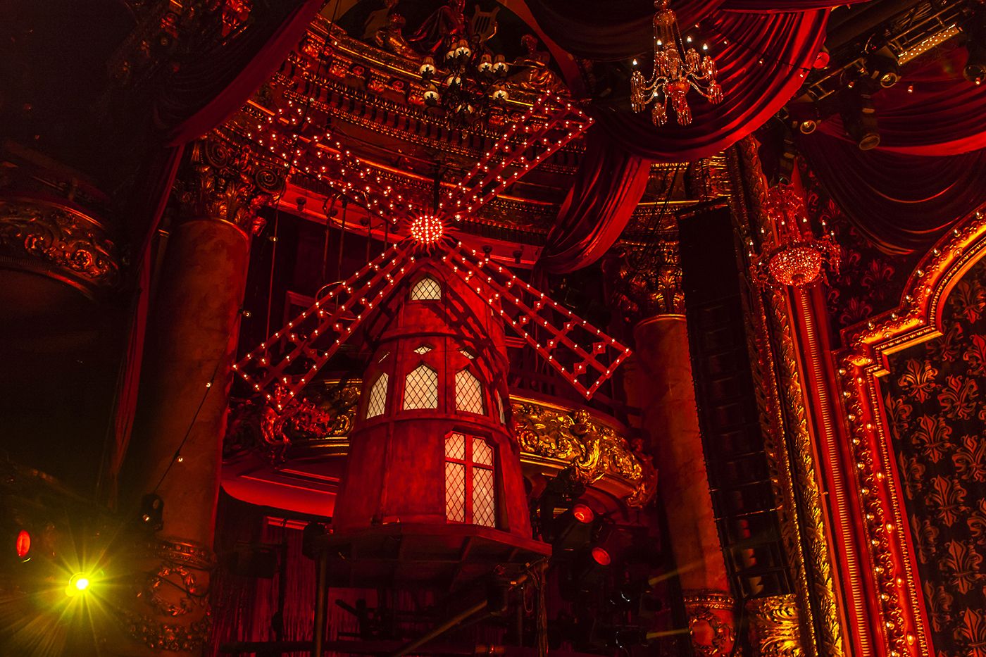 Новогодний карнавал в «Мулен Руж»