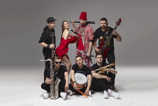 Хиты «Ленинграда» и «Руки вверх» от группы «Барни Барфлай