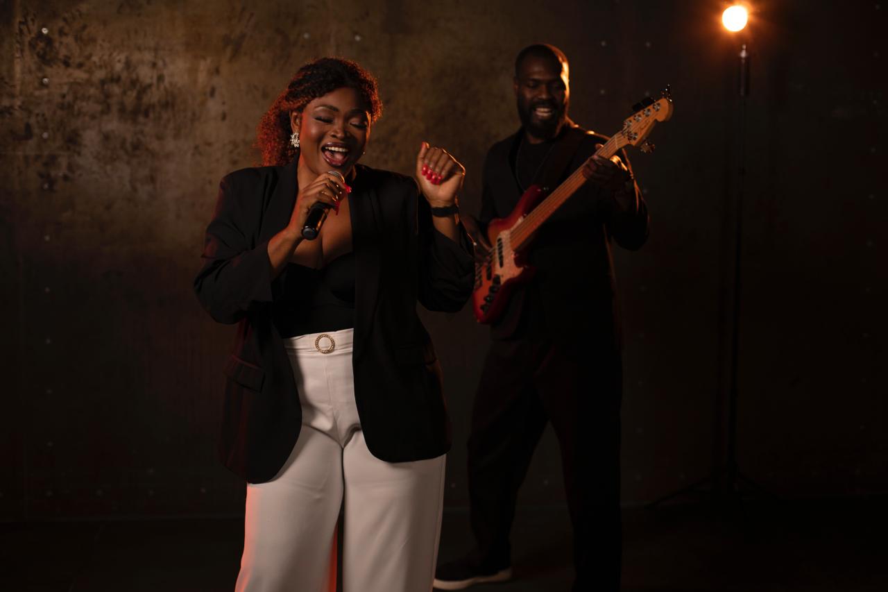 Винтажный джаз на панорамной крыше при свечах