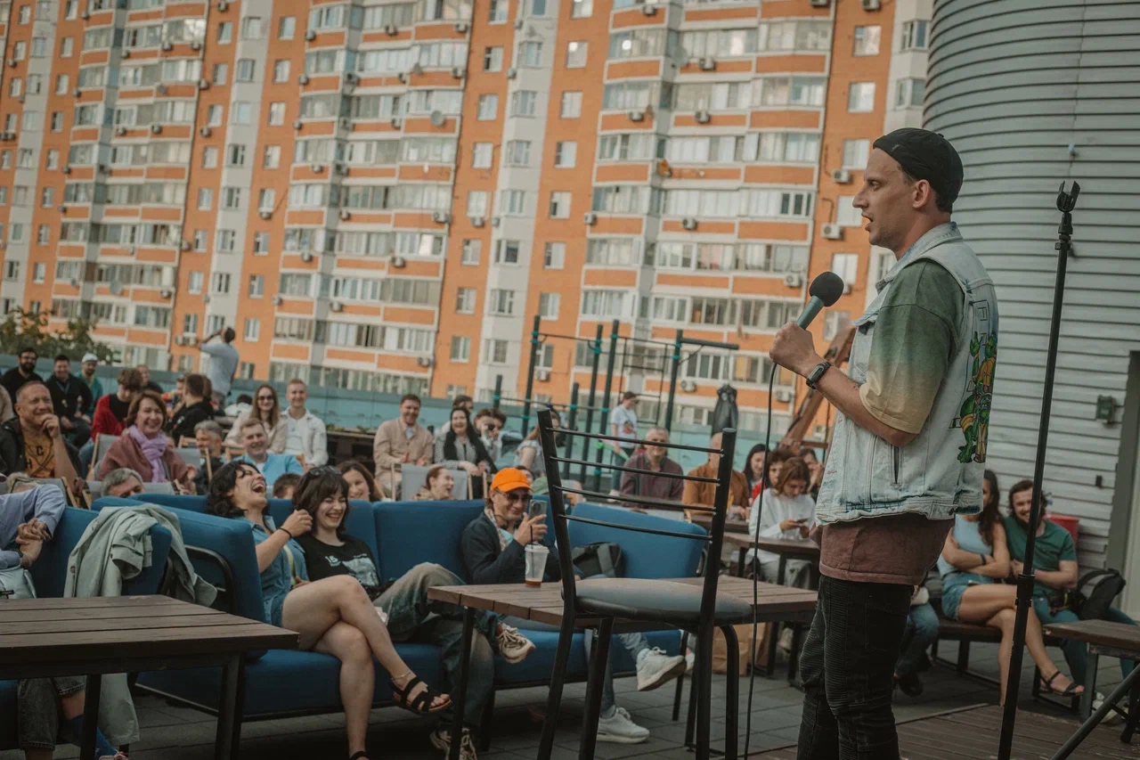 Stand Up вечер под открытым небом - на крыше районного центра «Место встречи Будапешт»!