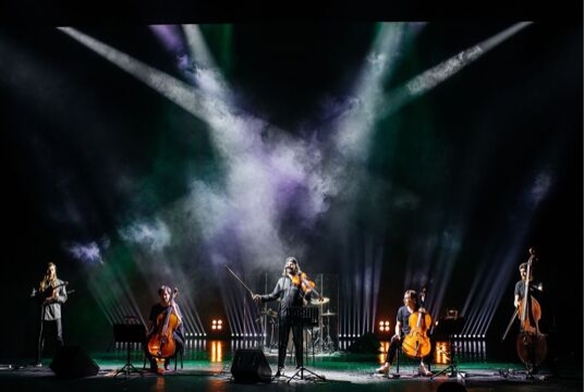 Рок-хиты на виолончелях. «Atomic Cellos» в сердце города