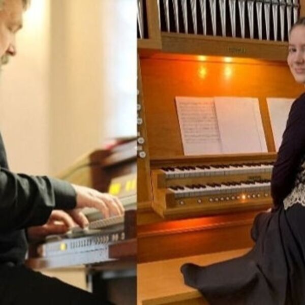 На органе в четыре ноги