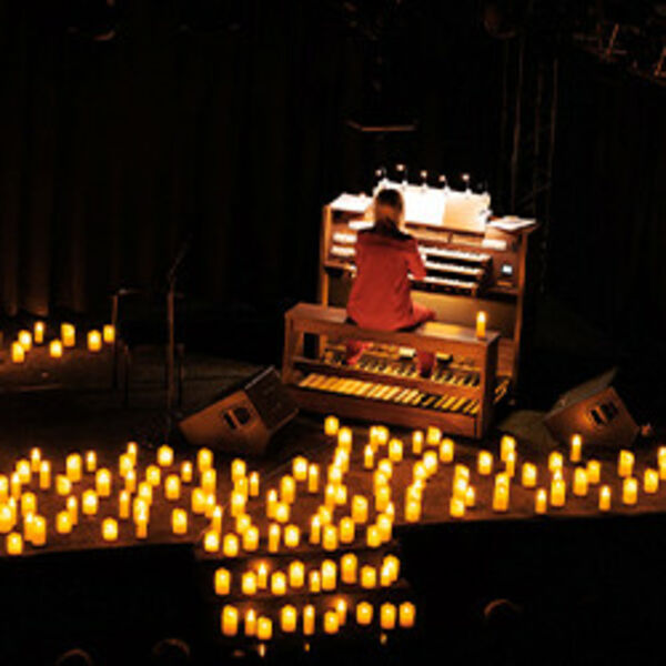 Орган и дудук при свечах